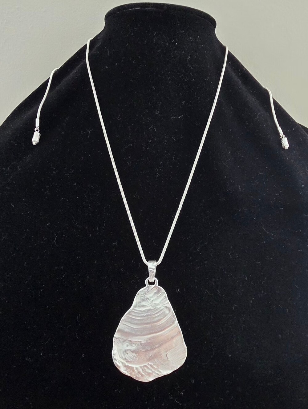 Silver Pendant Bolo Necklace - White/Silver